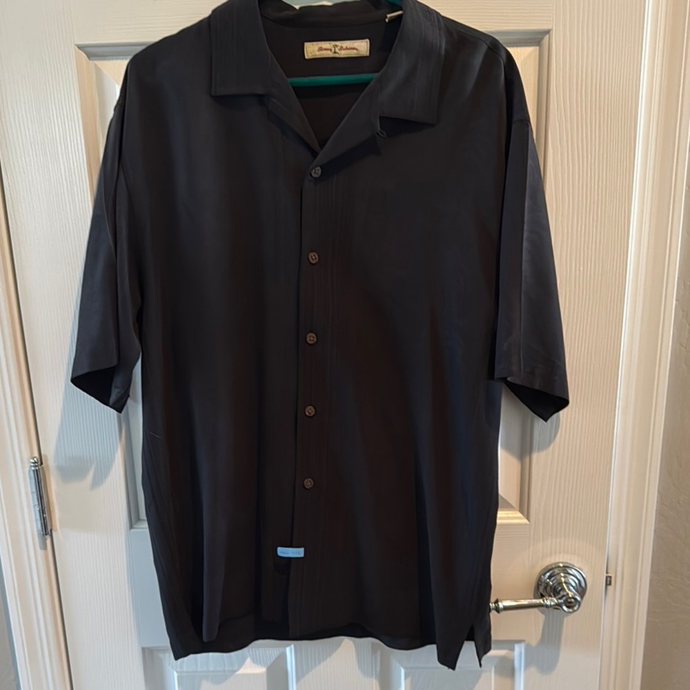 Tommy Bahama Black Casual Button Down Shirt 100% silk men’s large perfect cond.